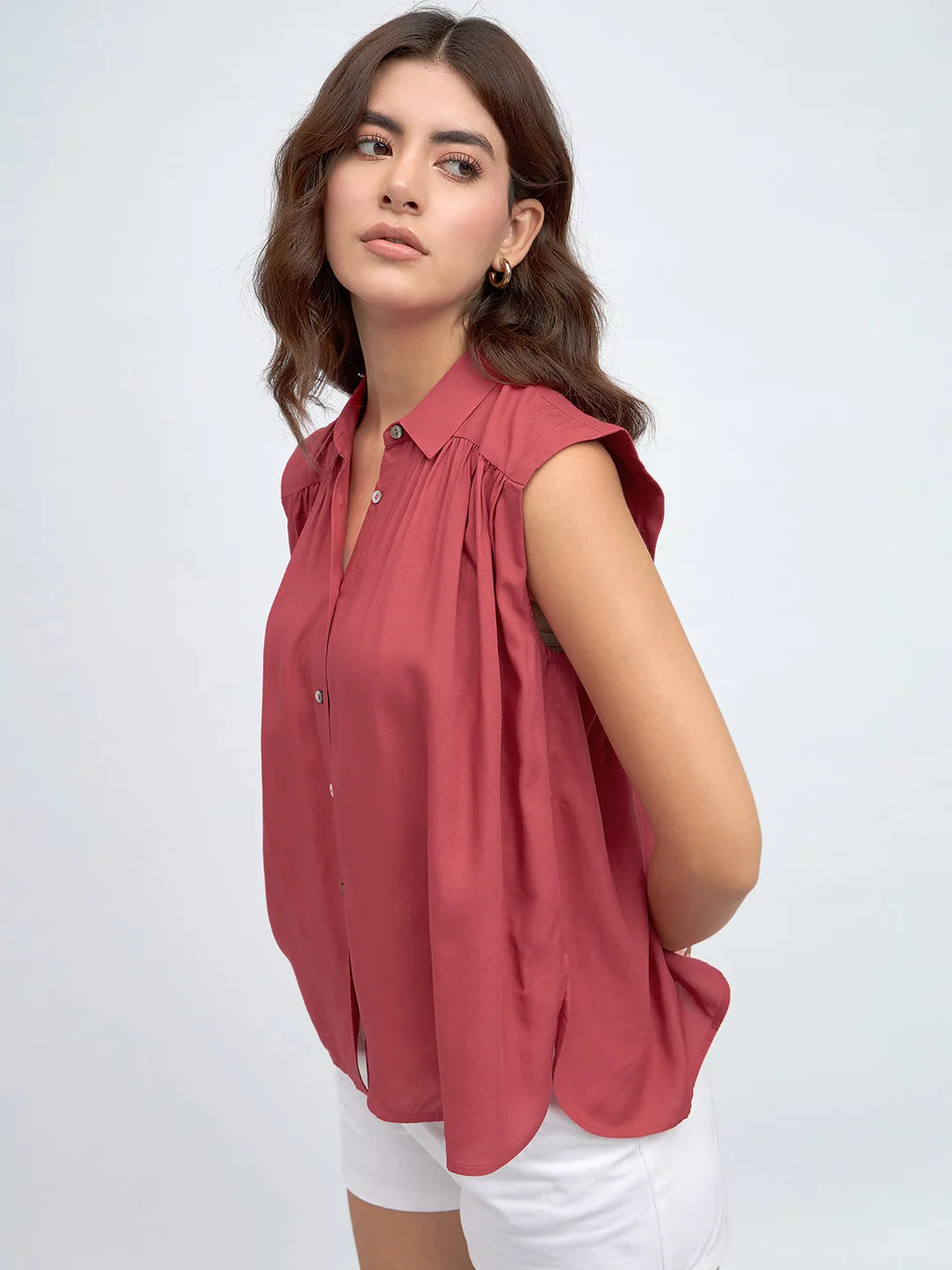 DL Woman Shirt Collar Regular Fit Solid Red Sleeveless Shirt