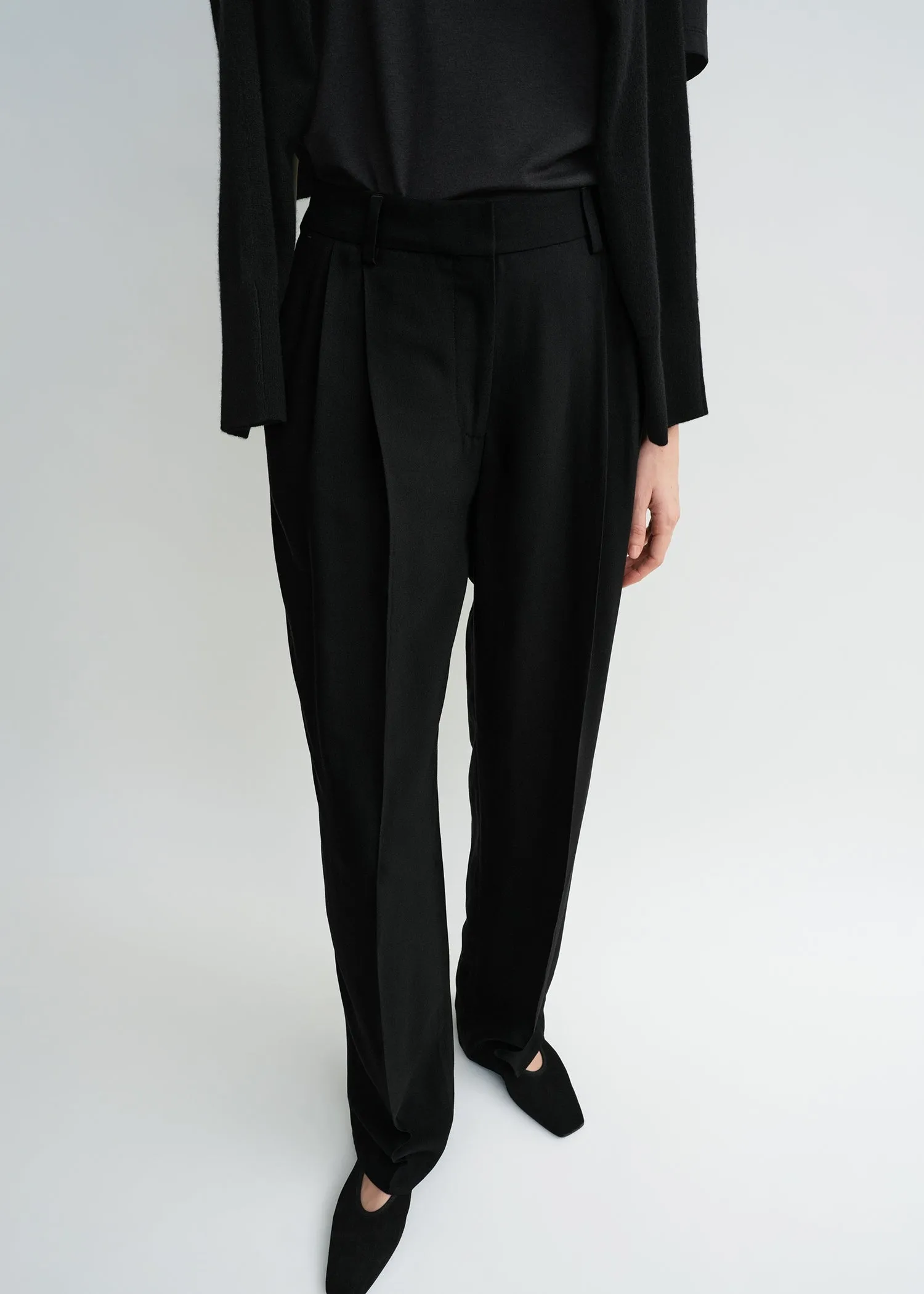 Double-pleat fluid trousers black